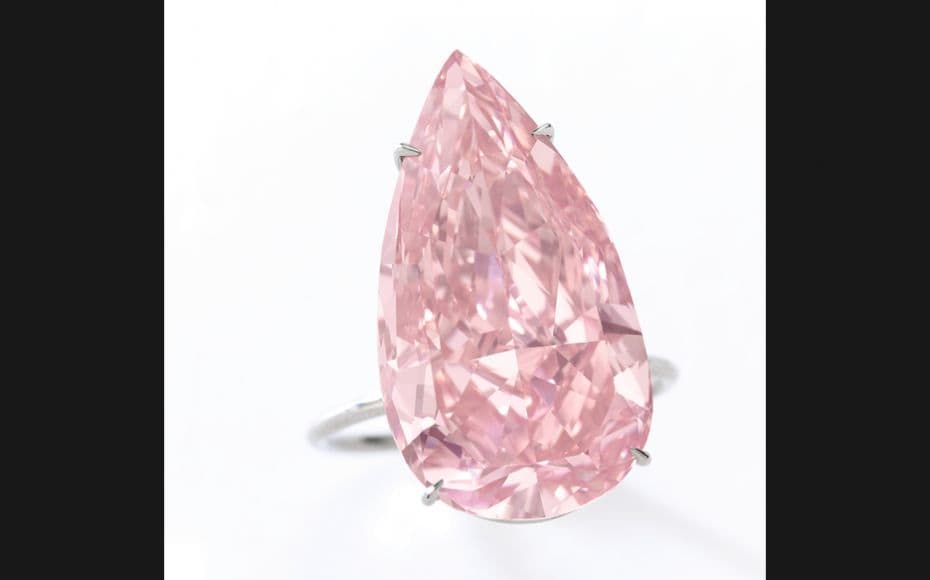 The stone’s exquisite pear shape and brilliant cut accentuate its exceptional saturation, 