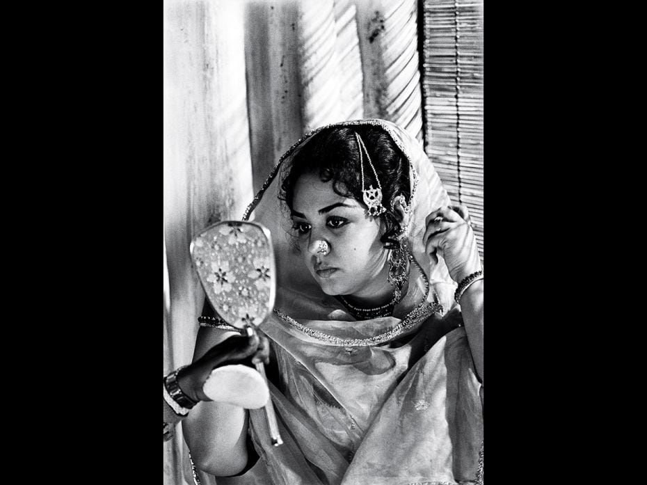 Farida Jalal on the sets of Satyajit Ray's film Shatranj ke Khilari (1971)                      