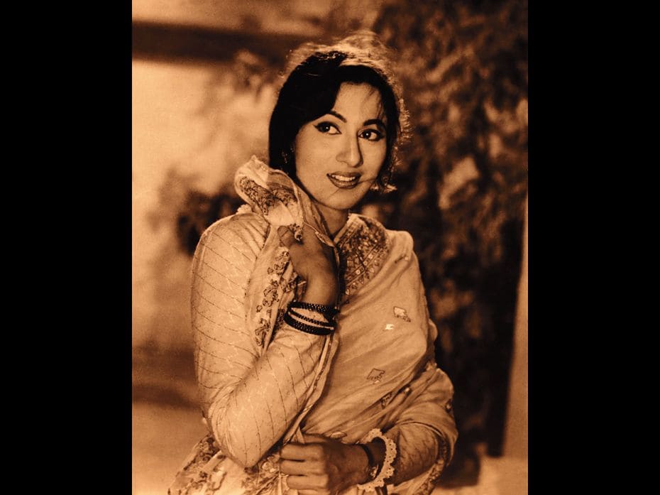 MadhubalaMadhubala was a frequent visitor to India Photo Studio. The foliage in the background was s