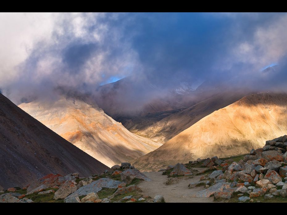 Cloud and light slithers and shift-shapes mountains along the pilgrims’ path                  