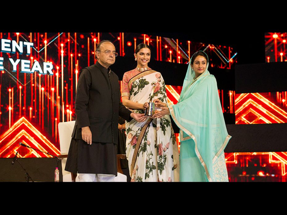 Category: Entertainment Leader of the YearHarsimrat Kaur Badal  gives the award to Deepika Padu