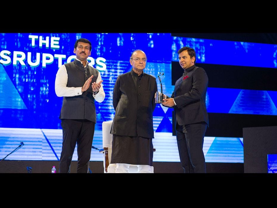 Rajyavardhan Singh Rathore gives the 'Disruptors of the Year' award to Bhavish Aggarwal, Co-