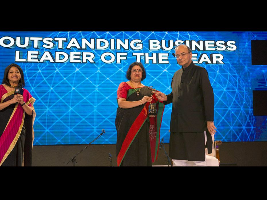 Arun Jaitley presents the IBLA–Outstanding Business Leader of the Year to Arundhati Bhattachar