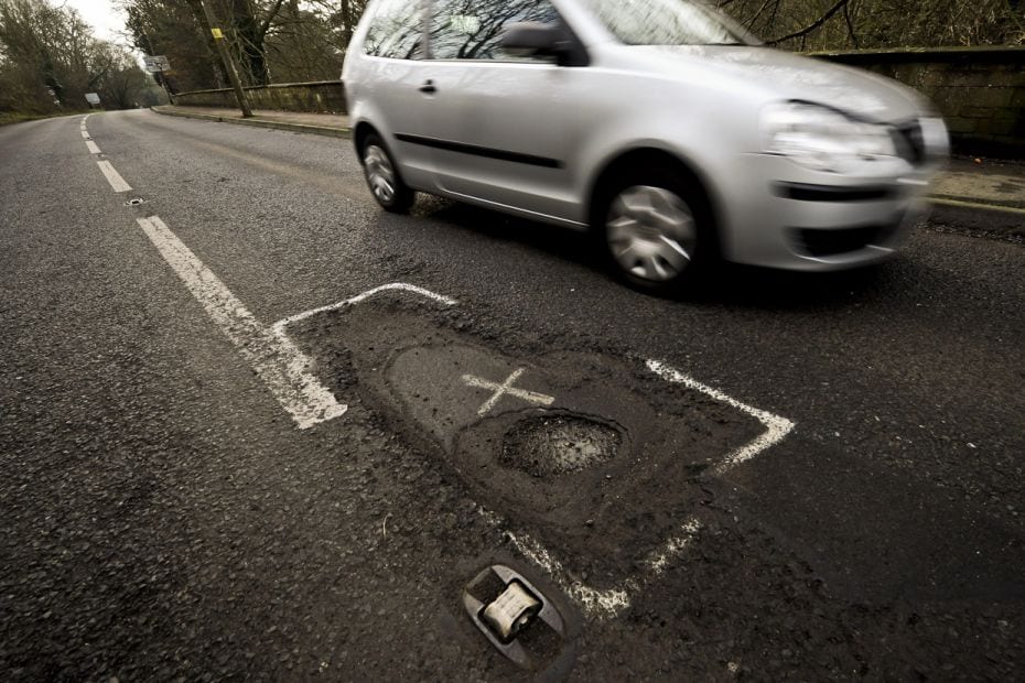 In Britain is testing robots with 3D printers that can fill in potholes within a minute. Leeds City 