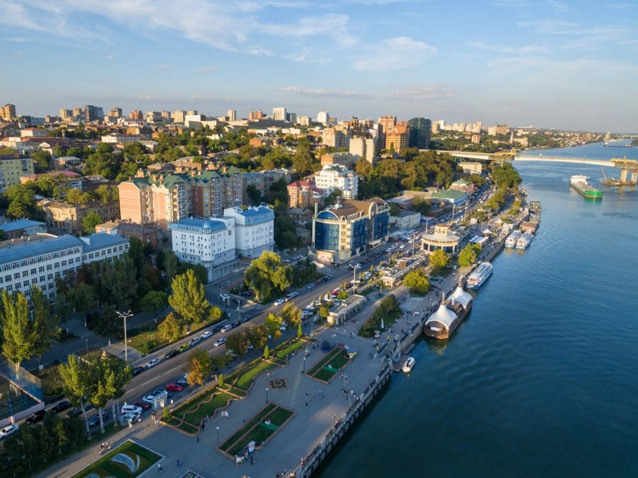 ROSTOV-ON-DONA 1000 km to the south of Moscow lies Rostov, a city on an embankment by the slow-flowi