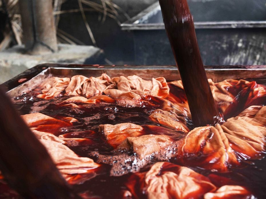 Stirring of the clothes into the herbally formulated dyes                        