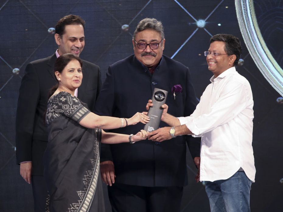 Ashu Suyash, MD & CEO, Crisil, hands over the Outstanding Startup award to R Narayan, founder an