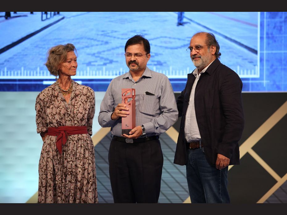 Architect Isla Maria and Jury architect Verendra Wakhloo awarding Venkatramanan Associates for Best 