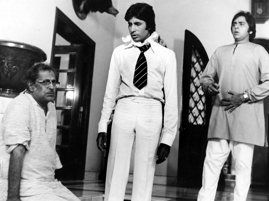 Actor Amitabh Bachchan in conversation with director Hrishikesh Mukherjee (extreme left) and Vinod M