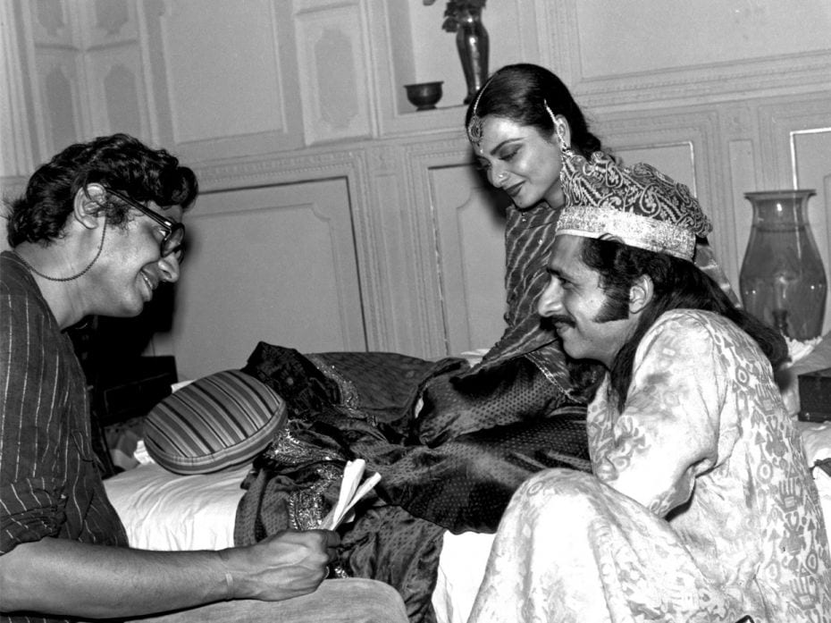 Actors Naseeruddin Shah (extreme right) and Rekha interact with director Muzaffar Ali on the sets of