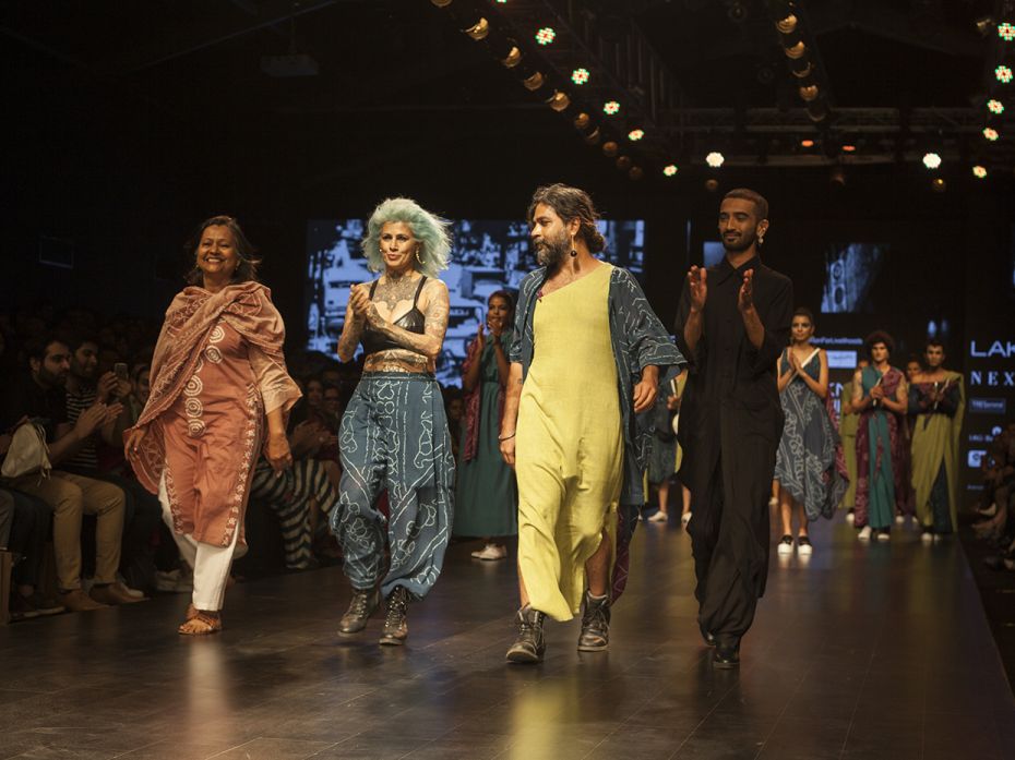 The showstoppers–celebrity hairstylist Sapna Bhavnani, dressed in a trio-ensemble of pant, shi