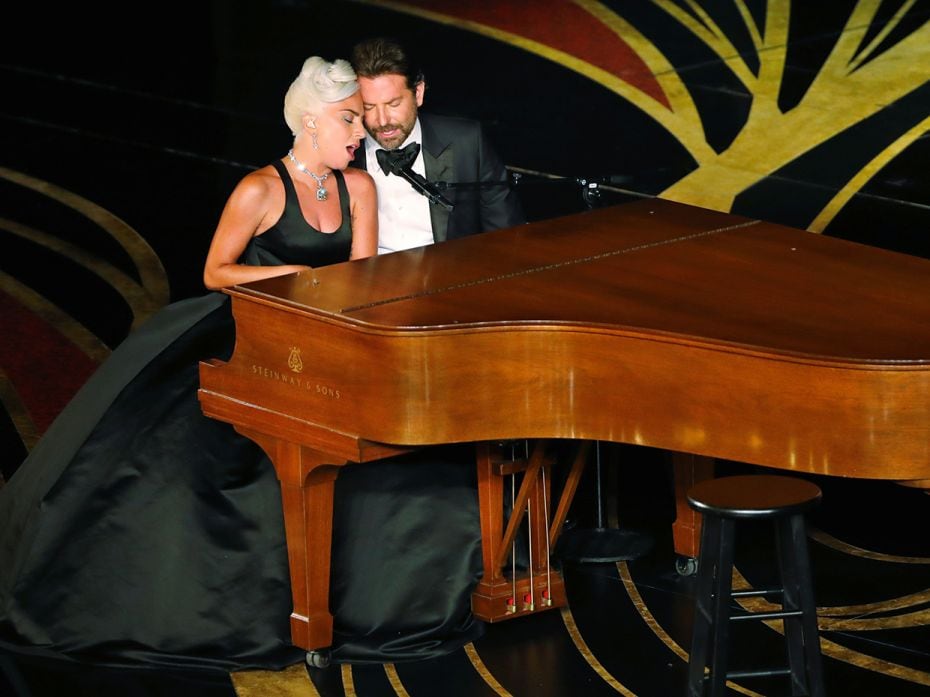 Lady Gaga and Bradley Cooper perform an electric rendition of ‘Shallow’, the marquee son