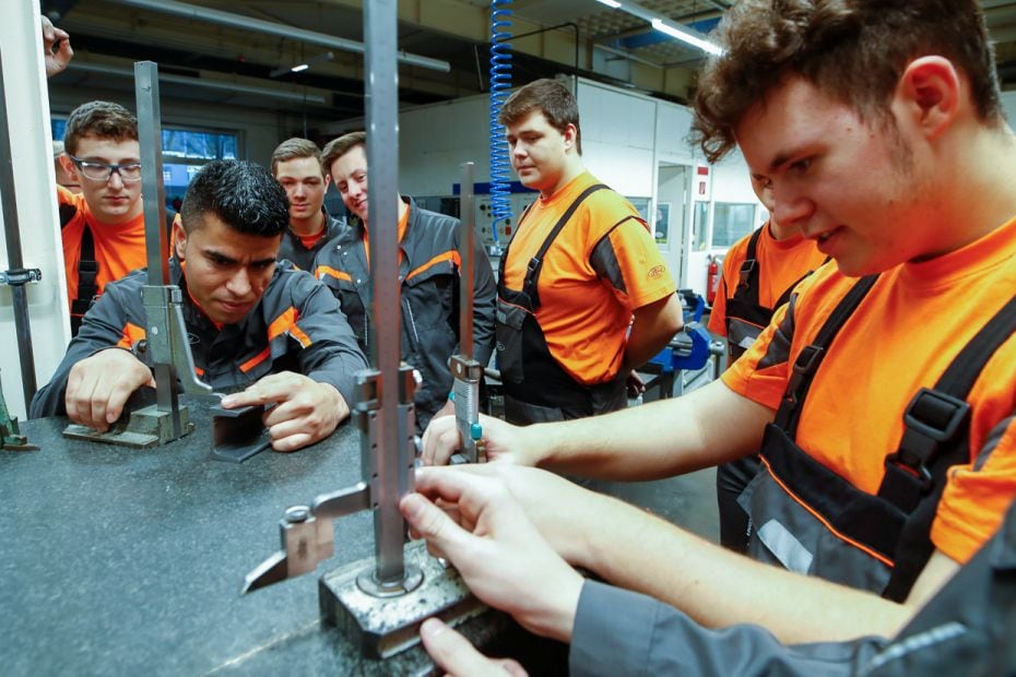 Twenty-five-year-old Afghani refugee Qudratullah Hotak trains with Germans at the training workshop 