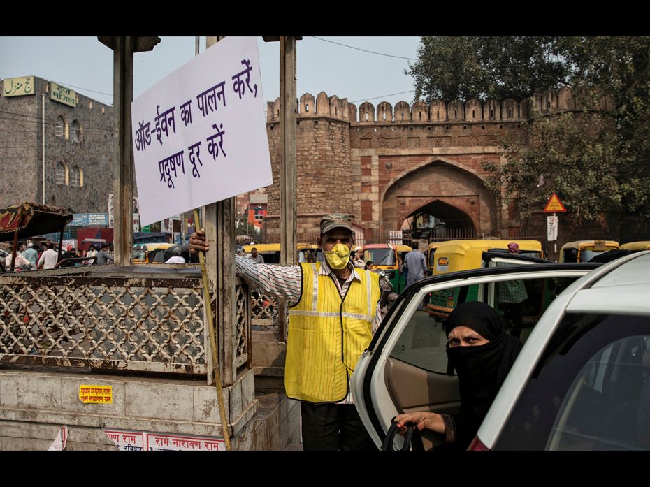 NEW DELHI, NOVEMBER 4: A civil defence volunteer endorses chief minister Arvind Kejriwal’s odd