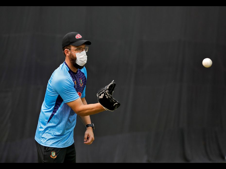 Bangladesh's cricket bowling coach, Daniel Vettori, was seen wearing a pollution mask during a pract