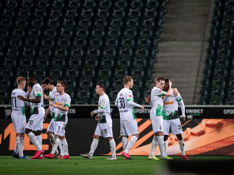 NORTH RHINE-WESTPHALIA, MÖNCHENGLADBACH: The players from Mönchengladbach cheer with the g