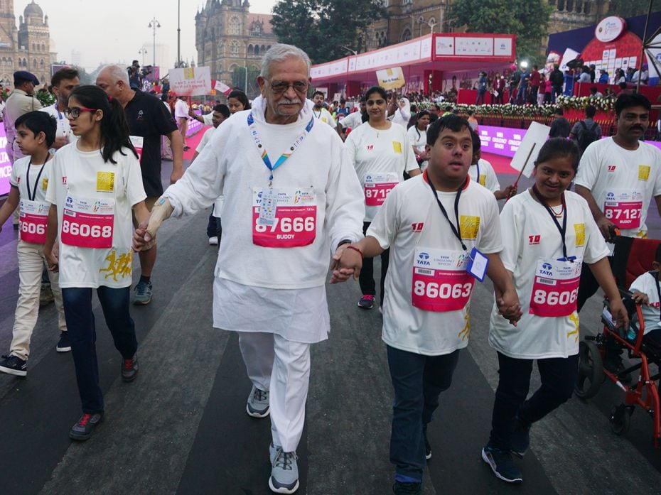 Lyricist and poet Gulzar runs with NGO children at the 2020 Mumbai Marathon on January 19, 2020, in 