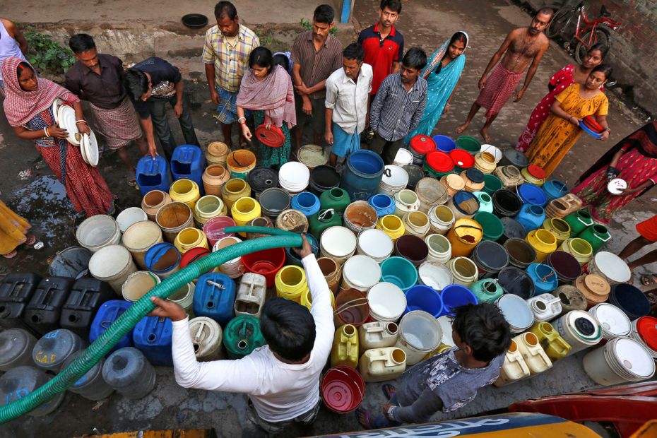 
Residents await a municipal water tanker in Kolkata, India. March 22, 2017
India h