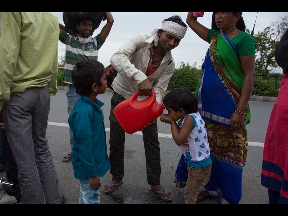 Thousands of migrant labour workers stranded in Delhi start walking to reach their home in different