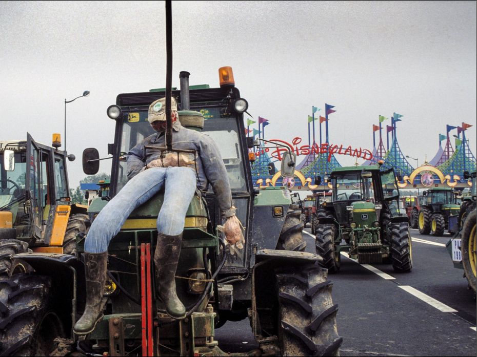 FRANCE, 1992
Angered by American agricultural trade policies, tractor-driving French farmers blocke