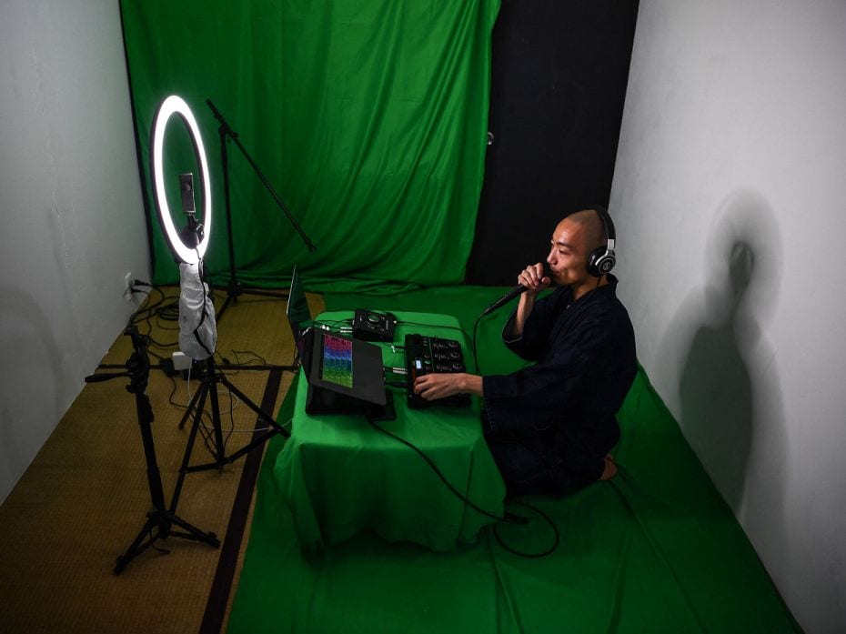 BEATBOX MONK, JAPAN
Yogetsu Akasaka, a Japanese musician and Buddhist monk, presenting a livestream