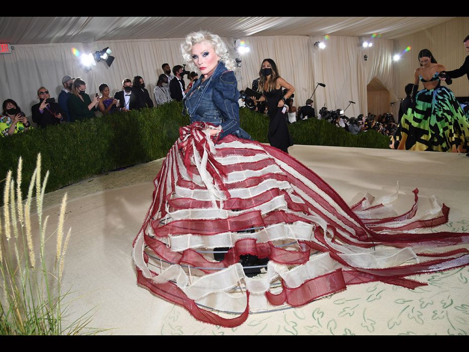 Last but not the least, Debbie Harry in a custom Zac Posen dress that paid tribute to the American f