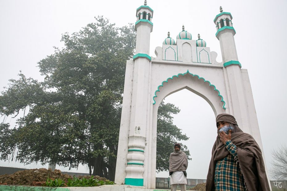 On a cold foggy morning at the Bhurekhan’s Mazaar, Savinder Kumar and Mohammad Yunus speak of 