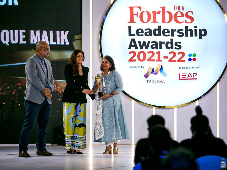 Metro Brands CHRO Nandini Mehta accepts the award for FILA 2022 Next-Gen Entrepreneurs on behalf of 