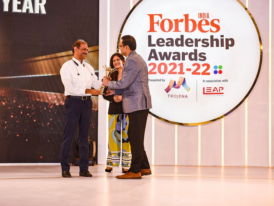 IDFC Bank MD & CEO V Vaidyanathan gives away the award for FILA  2022 Best Company to Sujit Gang