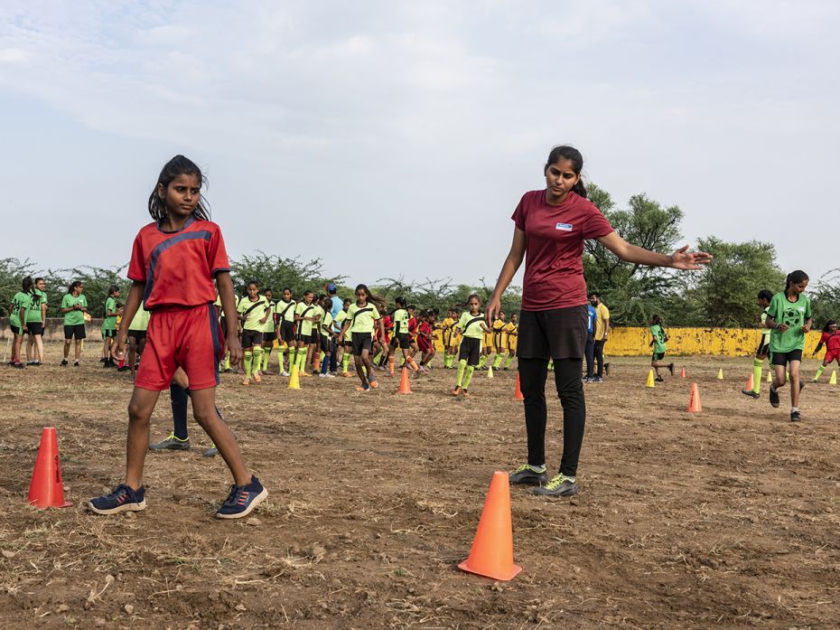 Being a senior player from team Hansiyawas, Sapna plays the role of a mentor for the younger girls. 