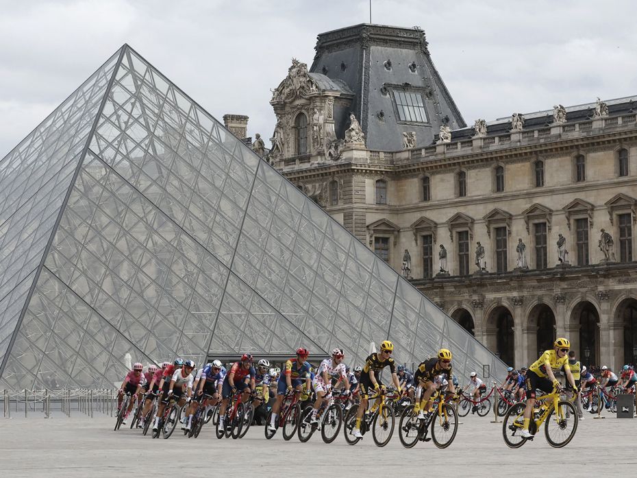 A view of cyclists passing the famed Louvre museum during the final stage 21 from Saint-Quentin-En-Y