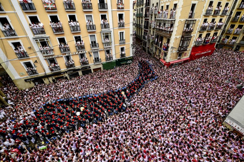 The ‘La Pamplonesa’ municipal music band performs as it makes its way among the crowds a