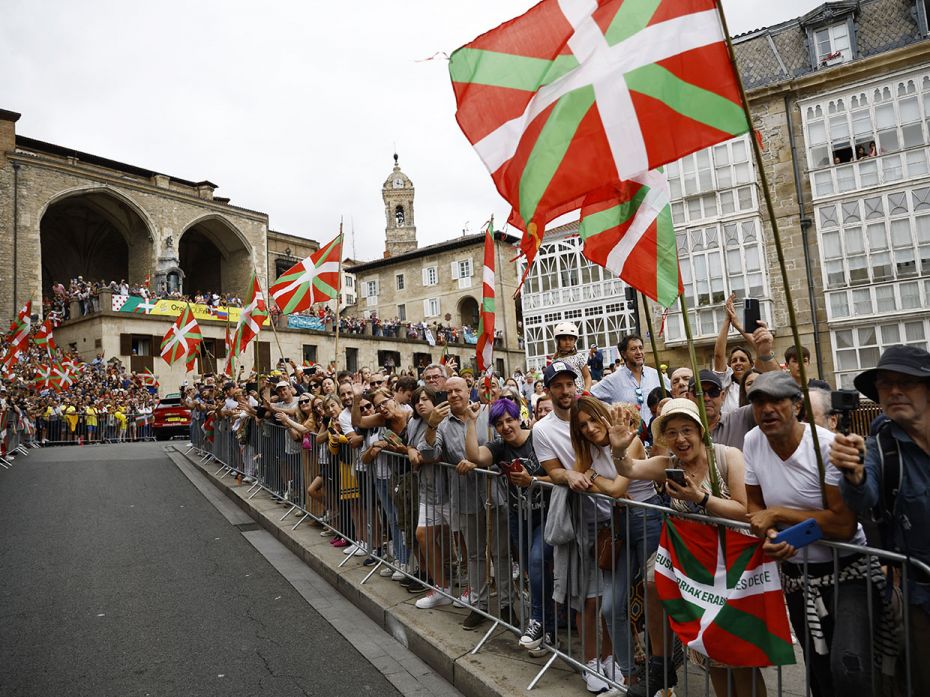 Spectators display the Basque Country flag at the start of stage 2 from Vitoria Gasteiz to San Sebas