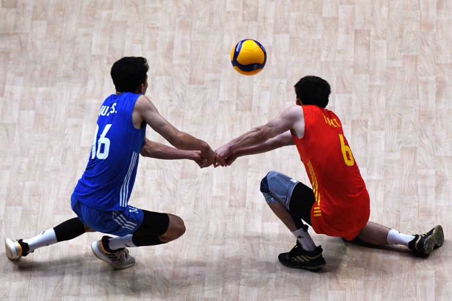 Yu Yuantai and Qu Zhongshuai of China form a symmetry as they return the ball during a Nations Leagu